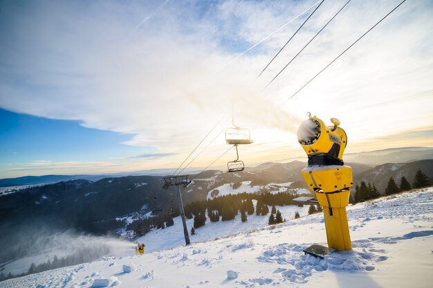 Schneekanone in Aktion im Skigebiet