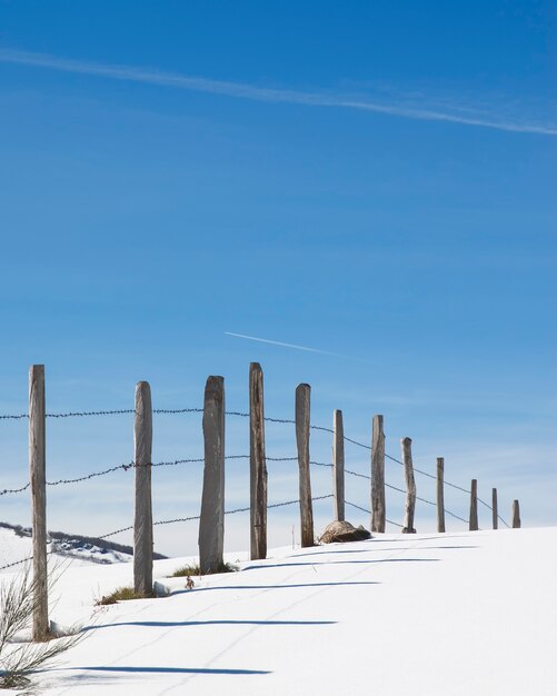 Schneelandschaft mit einem Zaun.