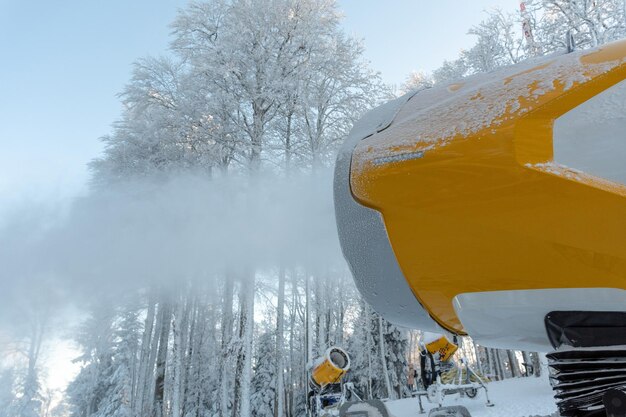 Foto schneemachine in aktion im skigebiet sljeme in der nähe von zagreb, kroatien