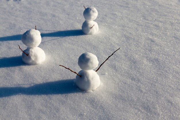 Schneemänner aus Schnee im Winter