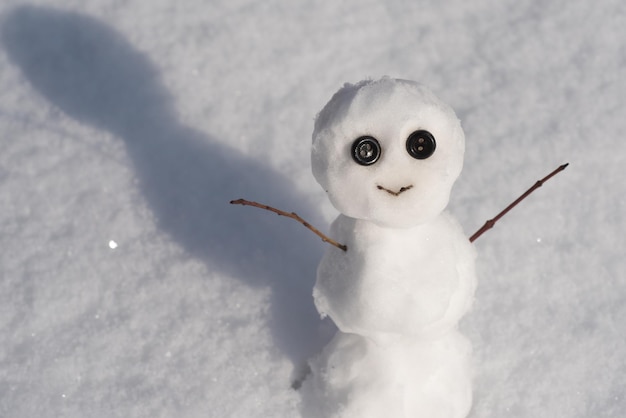 Schneemann auf Schnee Hintergrund isoliert Weihnachtsgrußkarte mit Schneemann