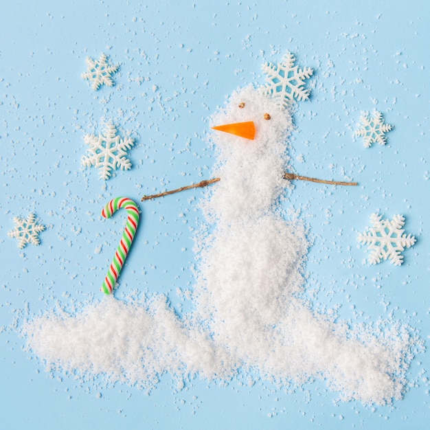 Schneemann aus Kunstschnee auf Blau.