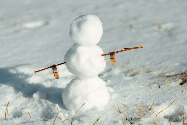 Schneemann hält Eheringe. Schneemann steht im Schnee. Winterhochzeitskonzept