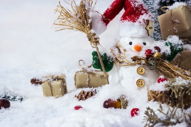 Schneemann im Kiefernholz während des Winters