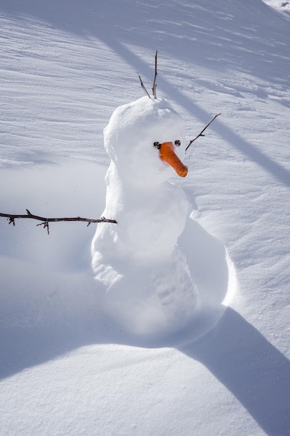 Schneemann im Schnee im Winter