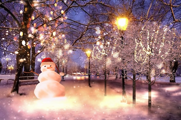 schneemann im winter stadtpark schneefall, straßenlaterne licht, weihnachtsbeleuchtung