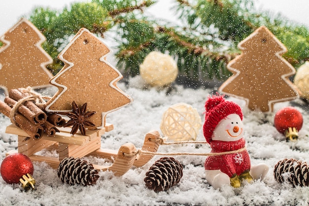 Schneemann in einer roten Kappe auf Holztisch