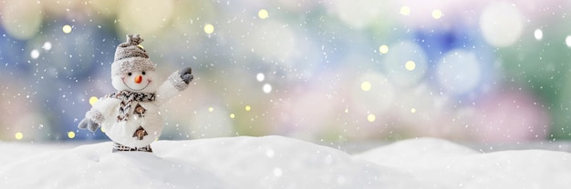 Schneemann winkt im Schnee fallen Winter Hintergrund breites Panorama Weihnachtsfeiertagsbanner