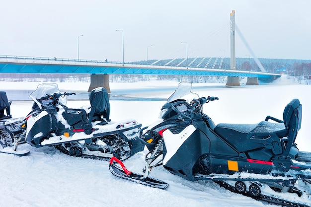 Schneemobile im finnischen Winter, in Lappland zu Weihnachten. Extreme Sportaktivitäten und Erholung während der kalten Jahreszeit.