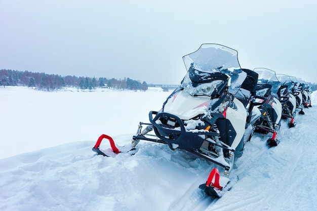 Schneemobile im Winter Finnland, Lappland zu Weihnachten. Extreme Sportaktivitäten und Erholung während der kalten Jahreszeit.