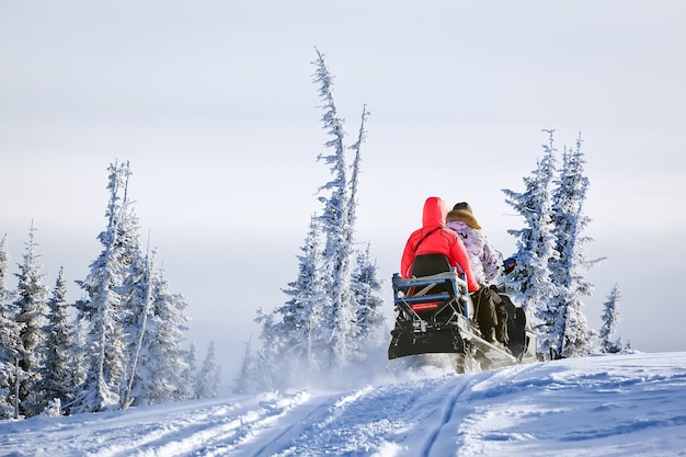 Schneemobilfahren im gefrorenen Wald