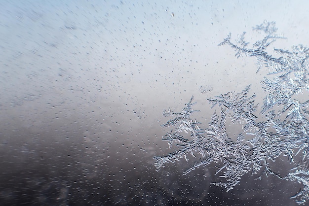 Schneemuster auf dem Glas von Frost