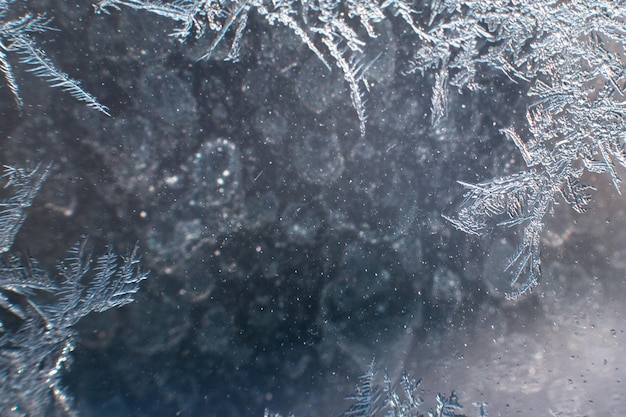 Schneemuster auf dem Glas von Frost