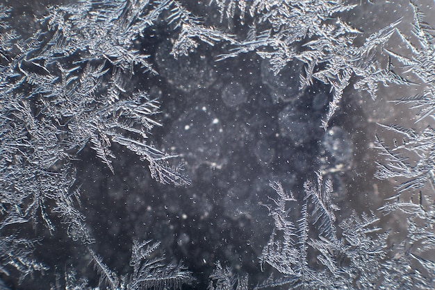 Schneemuster auf dem Glas von Frost