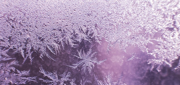 Schneemuster auf dem Glas von Frost