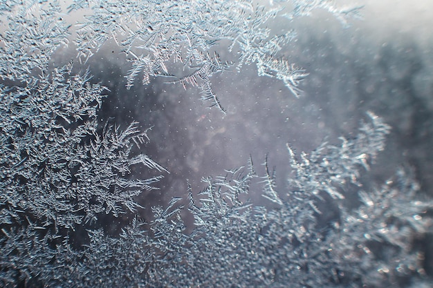 Schneemuster auf dem Glas vor Frost