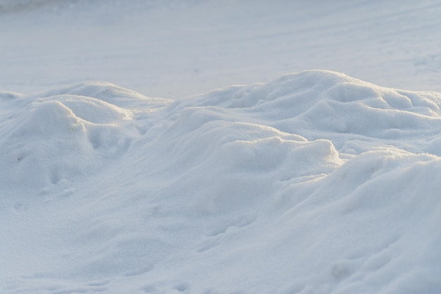 Foto schneeoberfläche aus nächster nähe und flocken im hintergrund