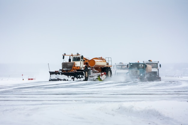 Schneepflüge säubert die Start- und Landebahn