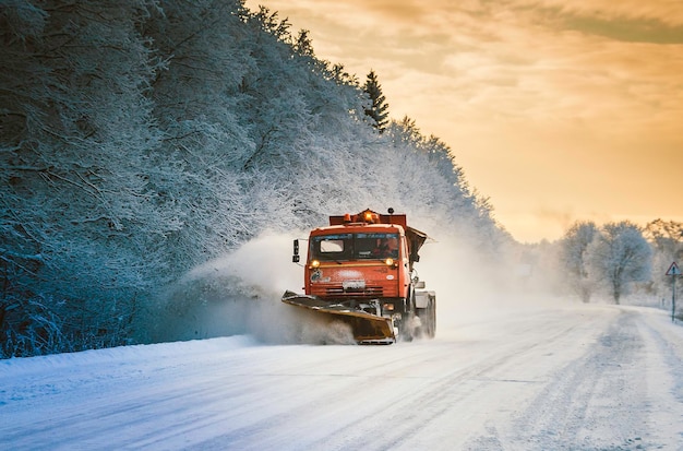 Schneepflug auf der Straße