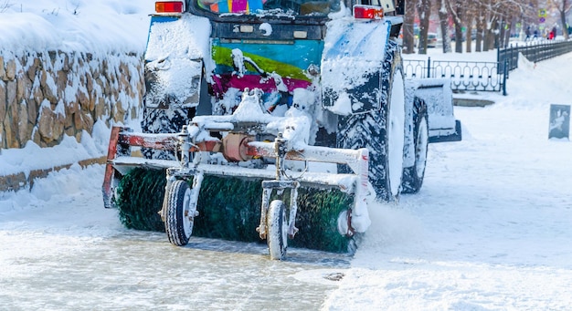 Schneepflugmaschine, die den Bürgersteig im Winter säubert