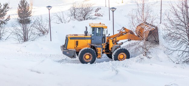 Schneeräumung Traktor räumt den Weg nach starkem Schneefall