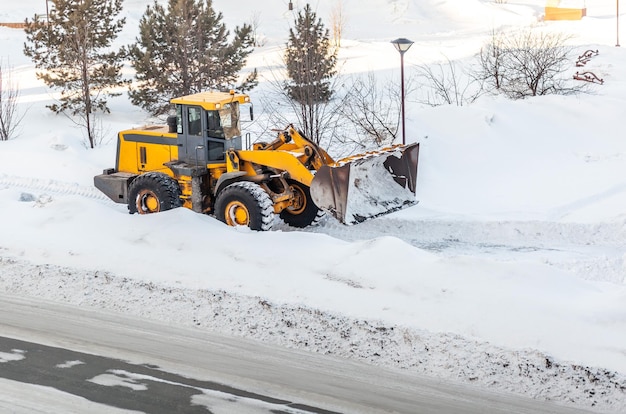 Schneeräumung Traktor räumt den Weg nach starkem Schneefall