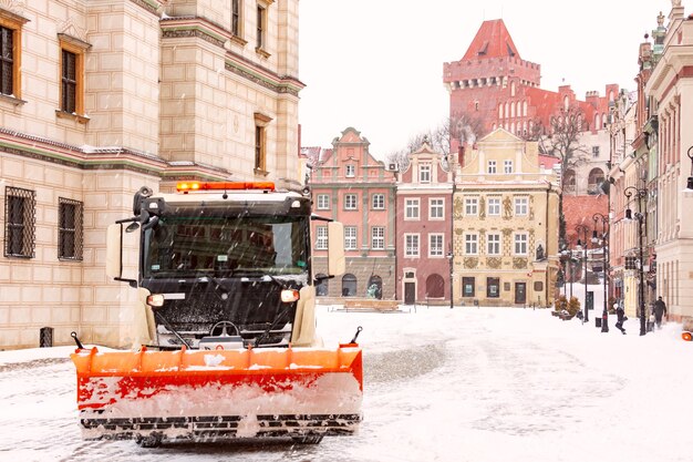 Schneeräumung und Straßenräumung in Posen. Königsschloss und alter Marktplatz in der Altstadt im verschneiten Wintertag, Posen, Polen