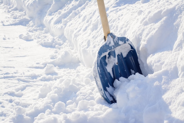 Schneereinigung nach einem Schneesturm im Winter