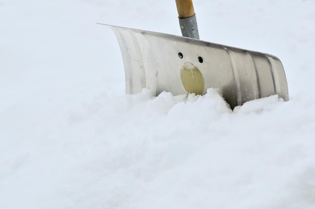 Foto schneeschaufel steckt in einer schneebank fest