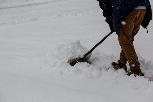 Schneeschaufeln nach einem Wintersturm