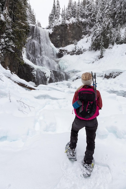 Schneeschuhwandern im Schnee an einem weißen Wintertag