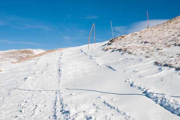 Schneespur in Berthoud Pass, Colorado.