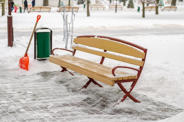 Schneesturm in der Stadt Straßen und Bürgersteige mit Schnee bedeckt Arbeiterschaufel räumt Schnee Schlechtes Winterwetter Straßenreinigung nach Schneesturm