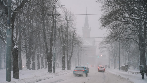 Schneesturm und hoher Verkehr