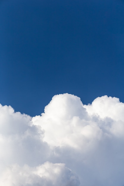 Schneeweiße flauschige Wolken gegen den blauen Himmel