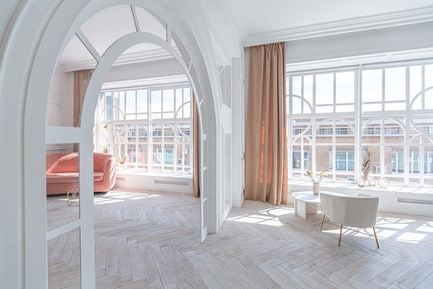 Schneeweißes Luxus-Apartment-Interieur im ägyptischen Stil mit hellen, stilvollen Möbeln, riesigen Panoramafenstern und einem Torbogen, Minimalismus und Schlichtheit mit der Eleganz modernen Wohndesigns