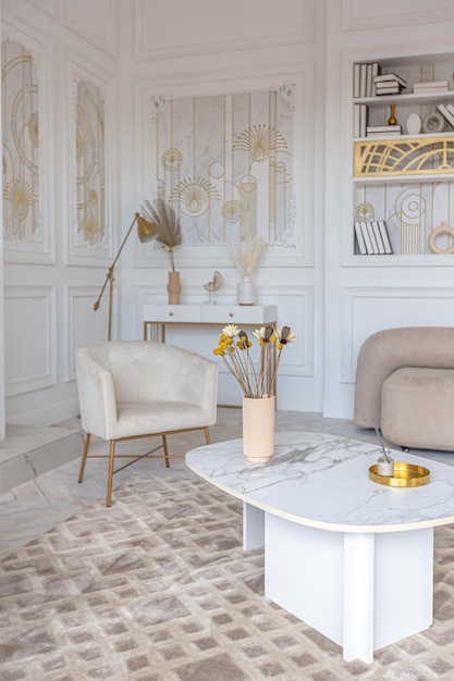 Schneeweißes Luxus-Apartment-Interieur im ägyptischen Stil mit hellen, stilvollen Möbeln, riesigen Panoramafenstern und einem Torbogen, Minimalismus und Schlichtheit mit der Eleganz modernen Wohndesigns