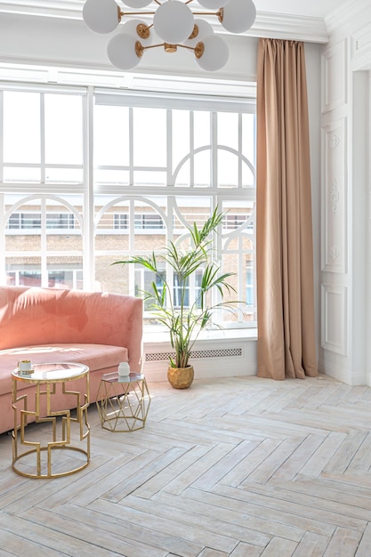 Schneeweißes Luxus-Apartment-Interieur im ägyptischen Stil mit hellen, stilvollen Möbeln, riesigen Panoramafenstern und einem Torbogen, Minimalismus und Schlichtheit mit der Eleganz modernen Wohndesigns