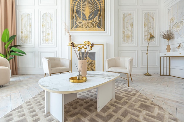 Schneeweißes luxus-apartment-interieur im ägyptischen stil mit hellen, stilvollen möbeln, riesigen panoramafenstern und einem torbogen, minimalismus und schlichtheit mit der eleganz modernen wohndesigns