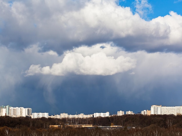 Schneewolken über der Stadt