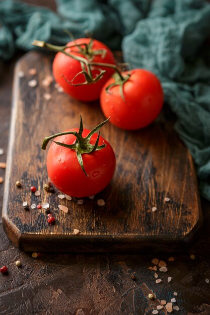 Schneidebrett mit Kirschtomaten