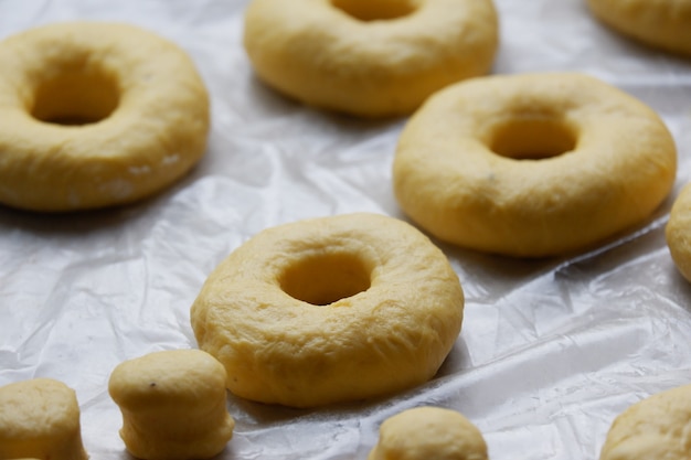 Schneiden aus frischem Teig leckere und hausgemachte Donuts