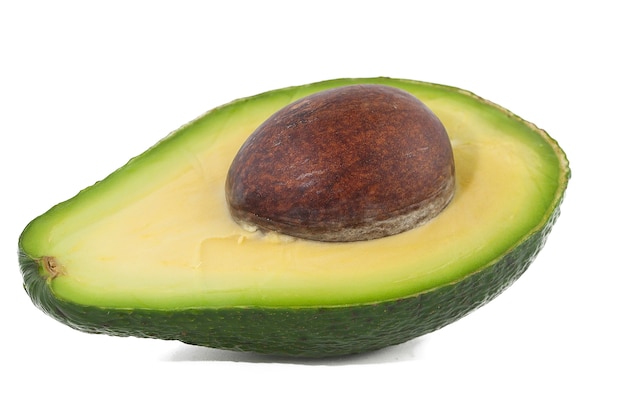 Schneiden Sie Avocado, isoliert auf Weiß