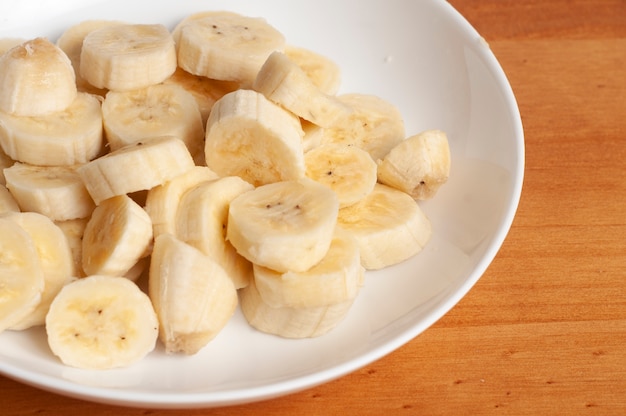 Foto schneiden sie banane auf dem teller