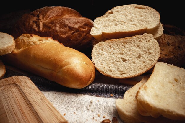 Schneiden Sie Brotsortiment für eine Hintergrundnahaufnahme