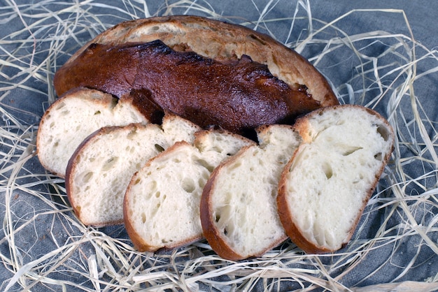 Schneiden Sie das Brot auf dem Tisch. Getreidenahrung.