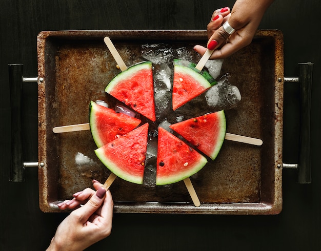 Schneiden Sie frisch Wassermelone auf Stöcken