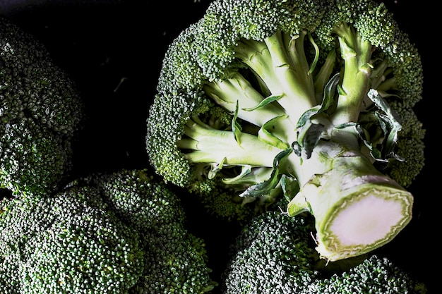 Schneiden Sie frischen, natürlichen grünen Brokkoli