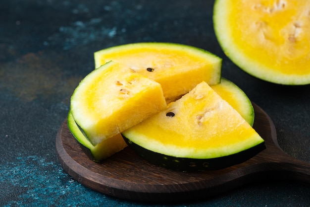 Schneiden Sie gelbe Wassermelone auf dem Tisch Frisches Sommeressen Gesunde Ernährung