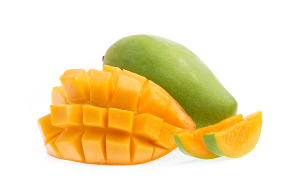 Schneiden Sie Mango lokalisiert auf weißem Hintergrund